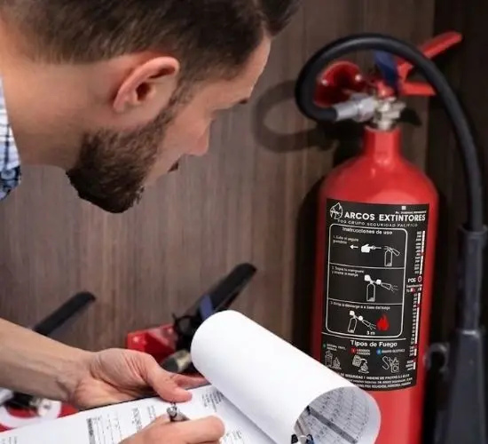 Técnico revisando extintor